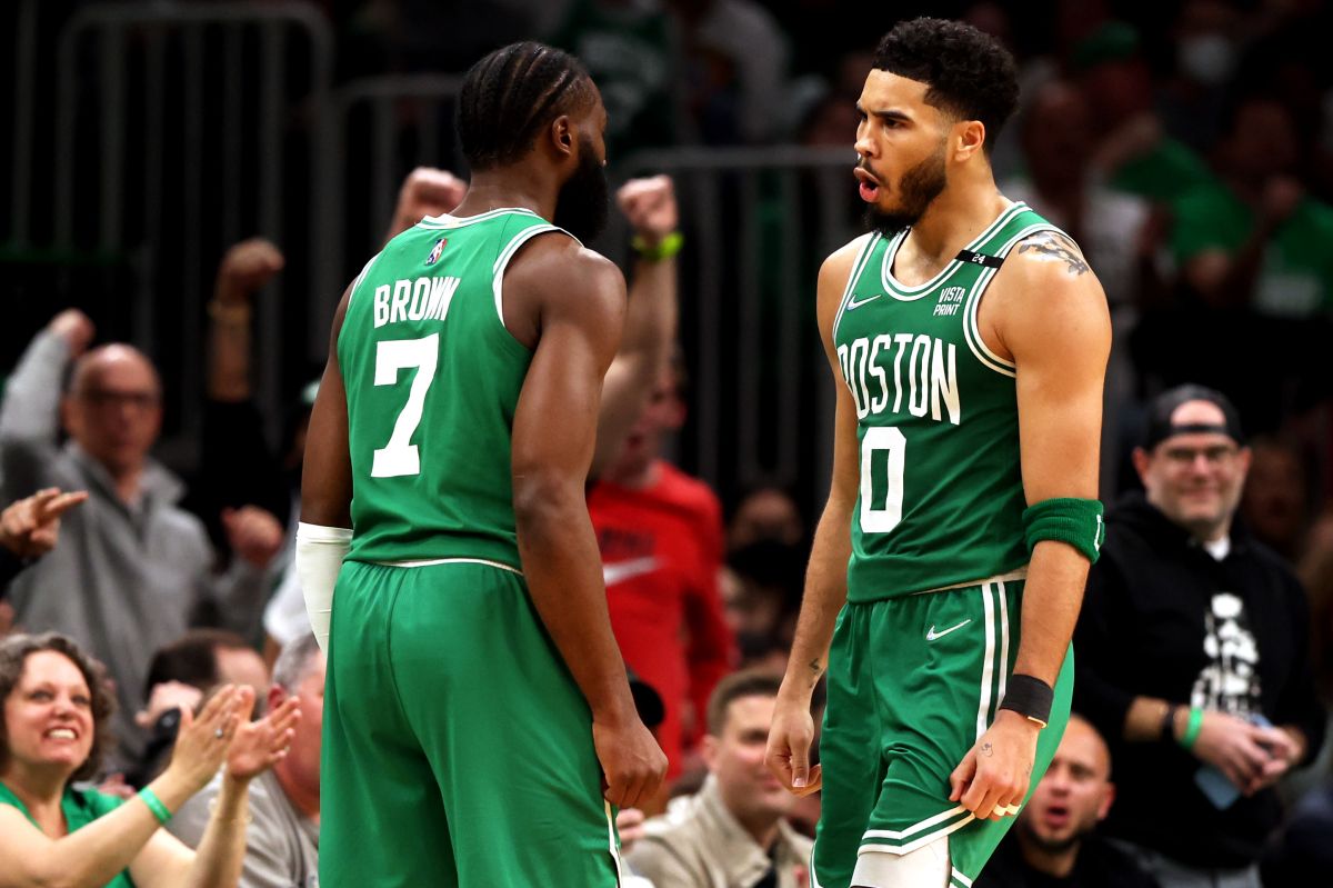 Jayson Tatum (0) y Jaylen Brown (7) celebran tras lograr la victoria que puso a Boston Celtics en la final de la Conferencia del Este de la NBA.