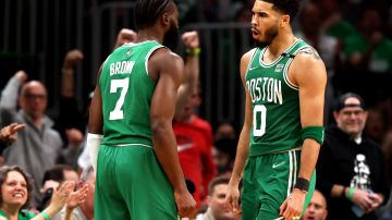 Jayson Tatum (0) y Jaylen Brown (7) celebran tras lograr la victoria que puso a Boston Celtics en la final de la Conferencia del Este de la NBA.