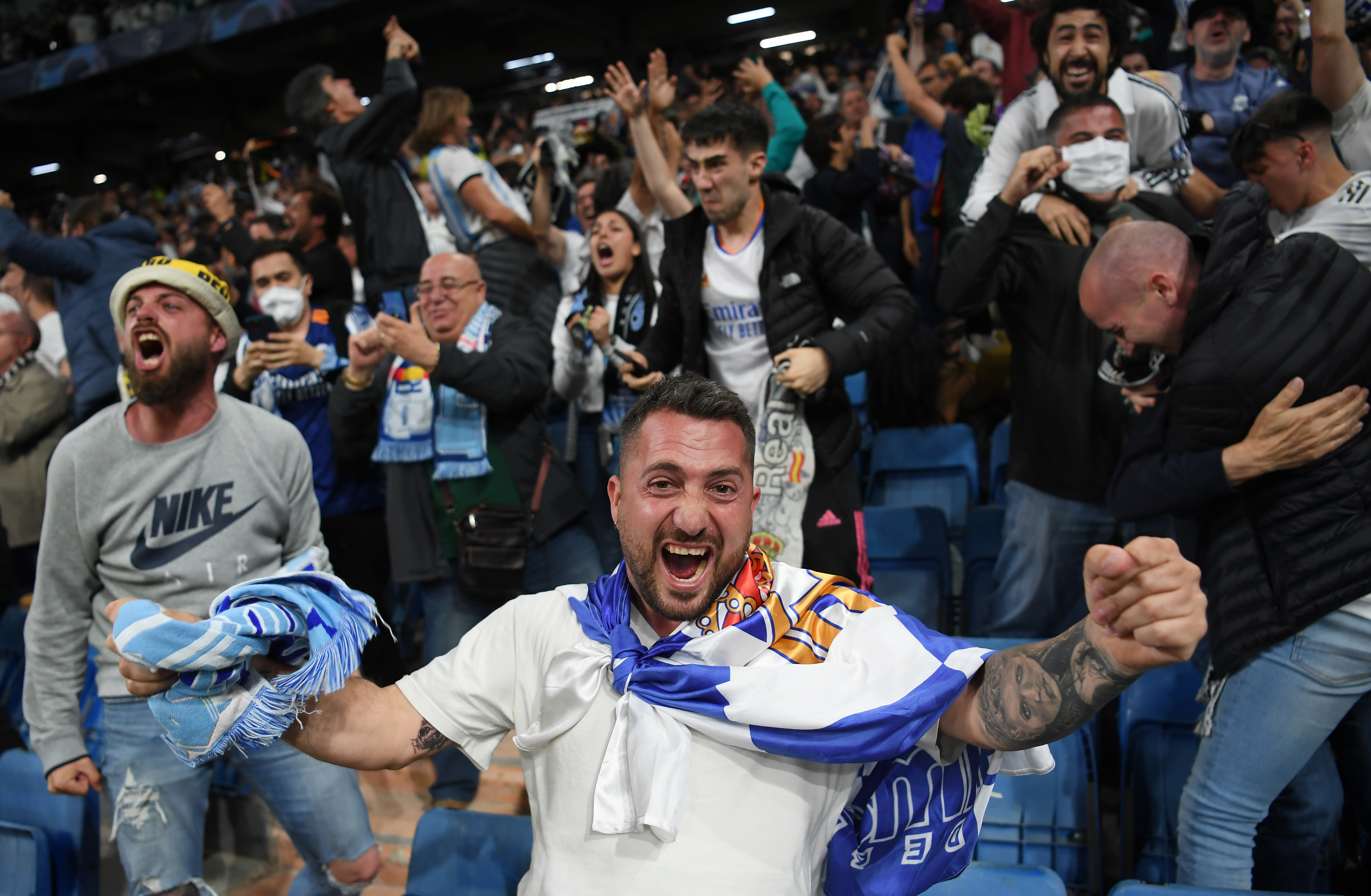 Se volvieron locos Así celebraron dentro y fuera del Bernabéu el pase del Real Madrid a la final de la Champions (Videos)