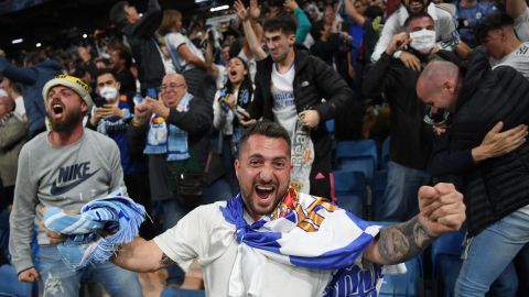 Decenas de miles de aficionados reventaron en euforia al ver al Real Madrid pasar a la final de la Champions.