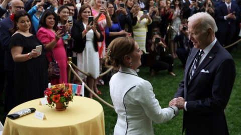 Joe Bien recibió a Beatriz Gutiérrez Mueller, esposa de López Obrador.