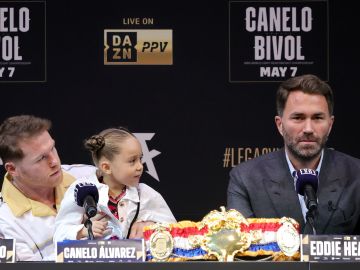 Canelo Álvarez y Eddie Hearn comparten en la previa del combate ante Bivol.