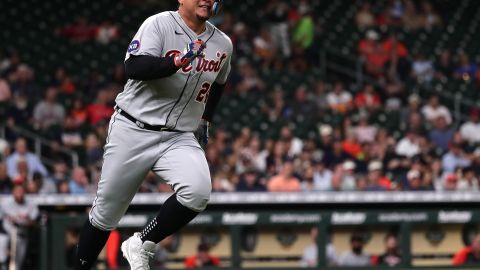 Miguel Cabrera corre las bases luego de conectar su doble 600 en Grandes Ligas.