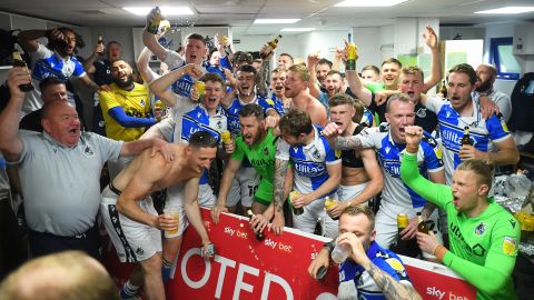 La plantilla completa del Bristol Rovers celebra el ascenso tras la goleada 7-0.