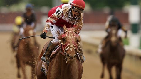 Sonny León y su caballo Rich Strike fueron los ganadores del Kentucky Derby 2022.