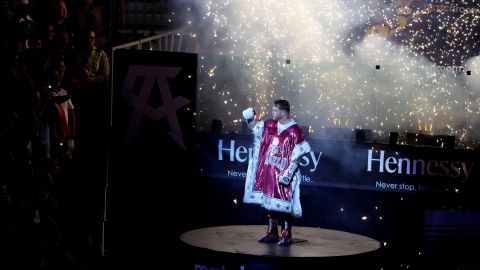 Canelo Álvarez hace su entrada para enfrentar a Dmitry Bivol.
