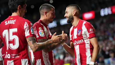 Yannick Ferreira Carrasco (R) celebra con Llorente (C) y Savic (L) el único tanto del encuentro ante Real Madrid.