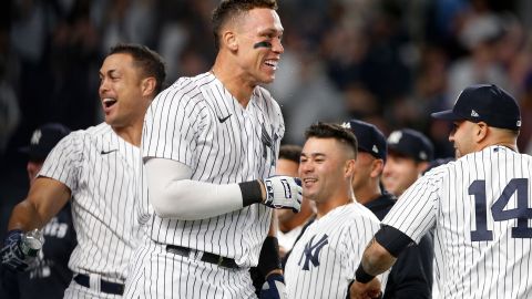 Aaron Judge celebra con sus compañeros tras disparar el HR con el que dejaron en el terreno a Toronto Blue Jays.