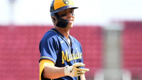 Christian Yelich sonríe tras conseguir el triple con el que logró batear 'la escalera'.