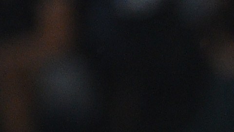 Karim Benzema agradece el apoyo del público en un encuentro de La Liga española ante Levante.