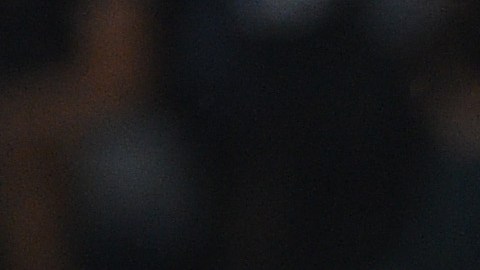 Karim Benzema agradece el apoyo del público en un encuentro de La Liga española ante Levante.