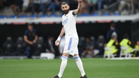 Karim Benzema agradece el apoyo del público en un encuentro de La Liga española ante Levante.