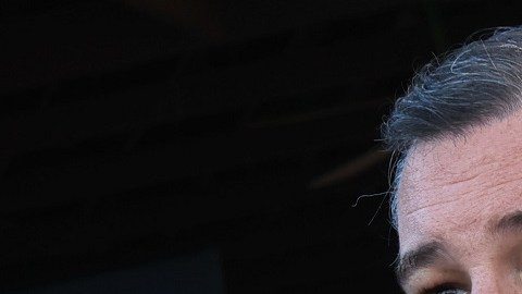 El senador Ted Cruz rechaza reformas para aumentar el control de armas.