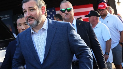 El senador Ted Cruz rechaza reformas para aumentar el control de armas.