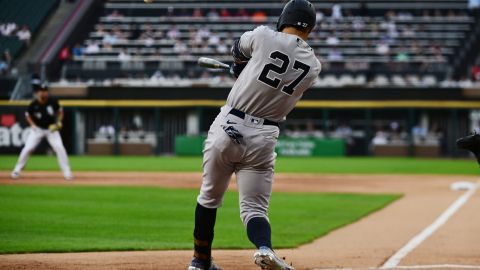 Giancarlo Stanton conecta el primero de sus cuadrangulares ante Chicago.