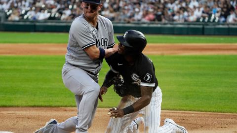 Josh Donaldson (L) y Tim Anderson discuten en la jugada de la polémica racista.