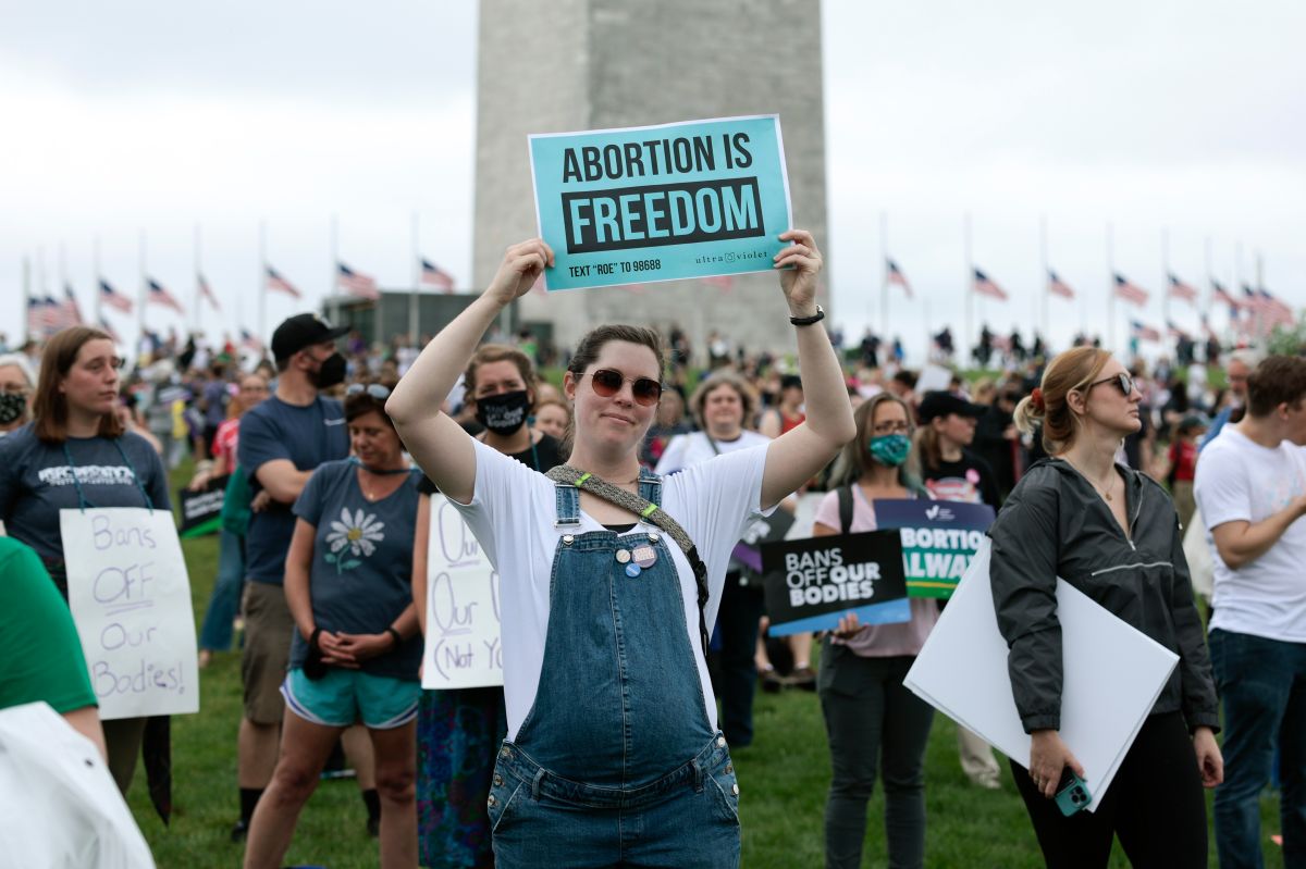 La activista pro aborto Erin Connelly, con ocho meses de embarazo, en una manifestación en el exterior de la Corte Suprema.  
