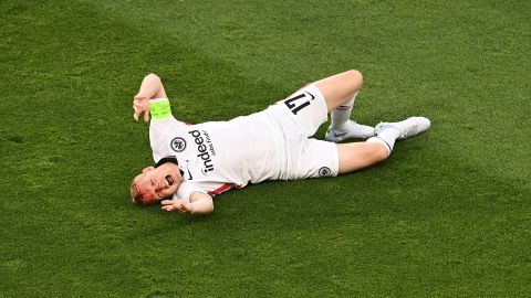 El centrocampista del Frankfurt Sebastian Rode intentaba despejar un balón con la cabeza.