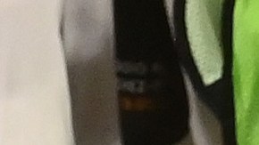 Rafael Santos Borré carga la copa de la UEFA Europa League con sus compañeros tras vencer en penales 5-4 al Rangers.