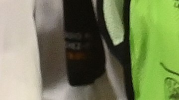 Rafael Santos Borré carga la copa de la UEFA Europa League con sus compañeros tras vencer en penales 5-4 al Rangers.