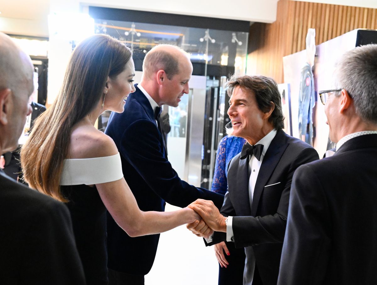 El príncipe William junto a su duquesa Kate Middleton junto a Tom Cruise. 