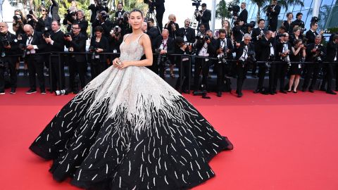 Michelle Salas deslumbra en Cannes para el screening de "Triangle Of Sadness".