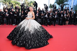 Michelle Salas, hija de Luis Miguel, sufre caída en el Festival de Cannes
