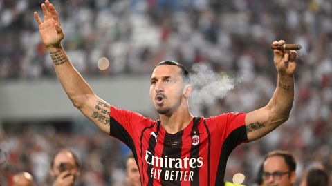 Zlatan Ibrahimovic llevó un habano a la coronación y recibió su medalla fumando.