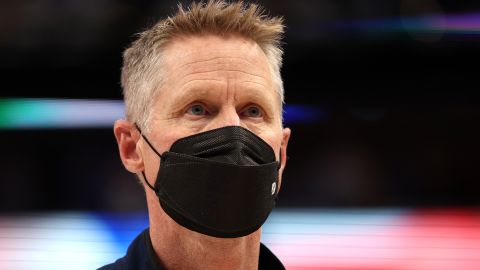 Steve Kerr se vio visiblemente afectado por el tiroteo que dejó al menos 19 niños y un profesor muertos este martes en Texas.