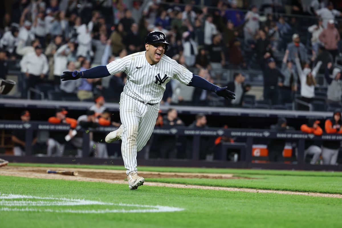 José Treviño celebra el hit que le dio la victoria número 30 de la temporada a los Yankees.