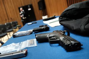 Nueva York demanda a 10 fabricantes de pistolas por "avivar la crisis de violencia armada" en el estado