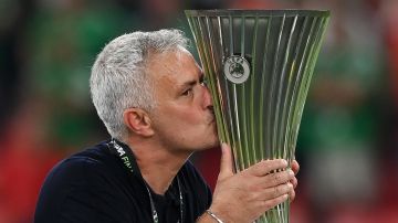 José Mourinho levantó la copa de la Conference League.