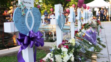 Monumentos a las víctimas del tiroteo masivo del martes en la escuela primaria de Texas, en City of Uvalde Town Square.