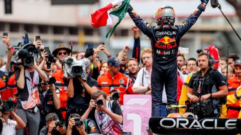 Checo Pérez celebró con su equipo el triunfo en el Principado.