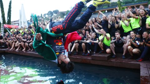 Sergio Pérez se lanza a la piscina del Gran Premio de Mónaco con un mortal que sorprendió a todos los presentes.