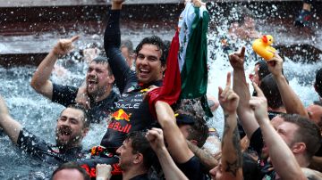 Sergio 'Checo' Pérez festeja con sus compañeros de escudería la victoria en el Gran Premio de Mónaco dentro de la piscina.