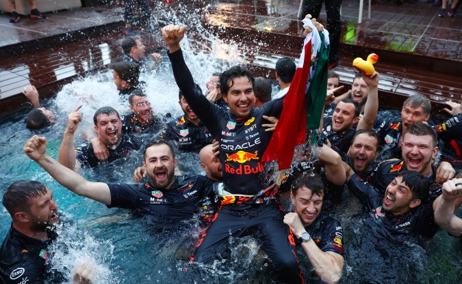 Checo Pérez saltó a la piscina del Gran Premio de Mónaco para celebrar con toda la escudería de Red Bull. Mark Thompson/Getty Images