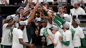 Celtics levanta el trofeo que los acredita campeones del Este de la NBA.