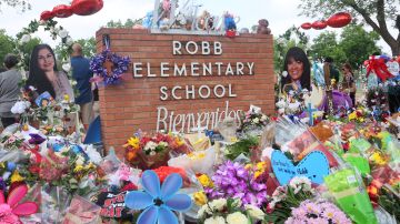 La gente visita un monumento a los 19 niños y dos adultos asesinados el 24 de mayo durante un tiroteo masivo en la Escuela Primaria Robb.