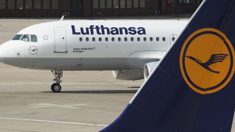 El grupo se embarcó en el aeropuerto JFK para iniciar una peregrinación religiosa a Budapest.