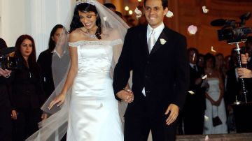 El cantante Marc Anthony junto a Dayanara Torres cuando se casaron en el 2002.