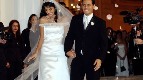 El cantante Marc Anthony junto a Dayanara Torres cuando se casaron en el 2002.
