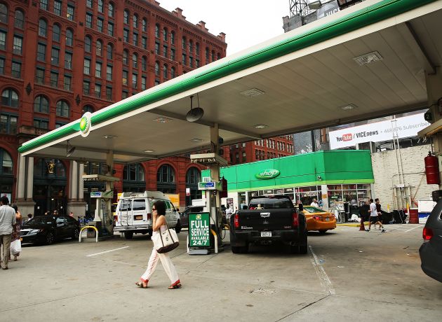 Nueva York suspende impuesto de 16 centavos a la gasolina para ayudar a combatir la inflación