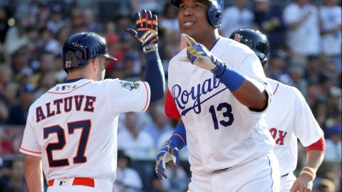 Salvador Pérez y José Altuve comparten en el All Star Game de San Diego en 2016.