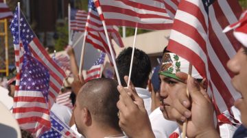 Los hispanos enfrentan doble discriminación.