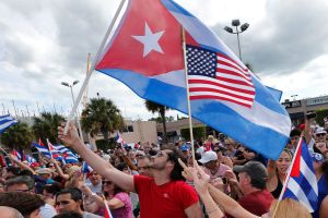 EE. UU. restablece vuelos a Cuba y elimina límites a remesas