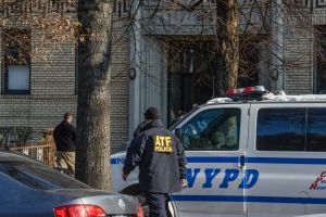 Trabajador fue baleado en el pecho mientras conducía en Nueva York a media tarde