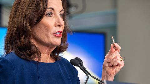 La gobernadora Kathy Hochul impulsa legislaciones para rastrear armas.
