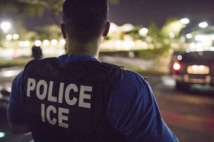 Cómo padecen inmigrantes la vigilancia extrema de ICE (podcast)
