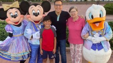 Raúl González junto a su sobrino Gio y su madre Estrella conduciendo en Disney World